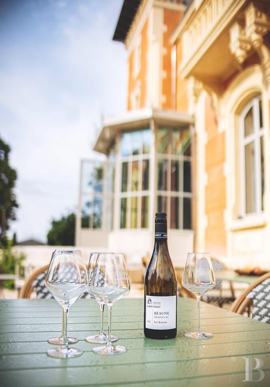 En Bourgogne, à Beaune, un château de la Belle Époque au milieu de ses huit hectares de vignes - photo  n°41